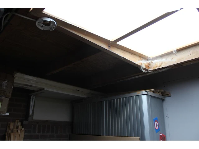 Grote hoeveelheid houten en aluminium fotolijst onderdelen waaronder gefreest hout en aluminium, spieën, kl... - afbeelding 8 van  8
