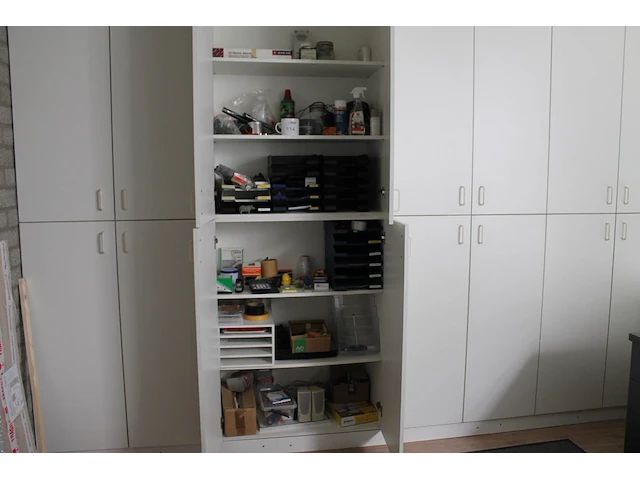 Grote hoeveelheid kantoormaterialen waaronder brievenbakjes, schrijfgerei, plakband, stempels, verbandmater... - afbeelding 1 van  3