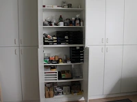 Grote hoeveelheid kantoormaterialen waaronder brievenbakjes, schrijfgerei, plakband, stempels, verbandmater... - afbeelding 1 van  3