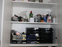 Grote hoeveelheid kantoormaterialen waaronder brievenbakjes, schrijfgerei, plakband, stempels, verbandmater... - afbeelding 2 van  3
