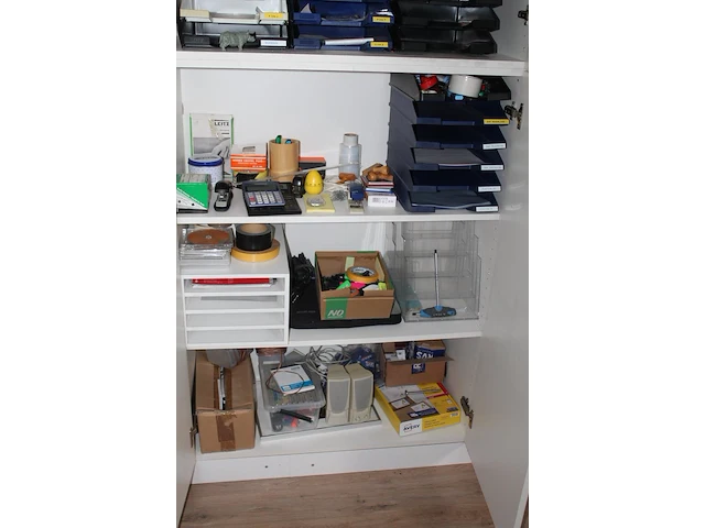 Grote hoeveelheid kantoormaterialen waaronder brievenbakjes, schrijfgerei, plakband, stempels, verbandmater... - afbeelding 3 van  3