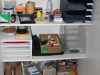 Grote hoeveelheid kantoormaterialen waaronder brievenbakjes, schrijfgerei, plakband, stempels, verbandmater... - afbeelding 3 van  3