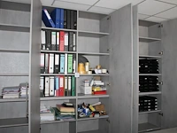 Grote hoeveelheid kantoormaterialen waaronder brievenbakjes, schrijfgerei, plakband, stempels, verbandmater... - afbeelding 1 van  5