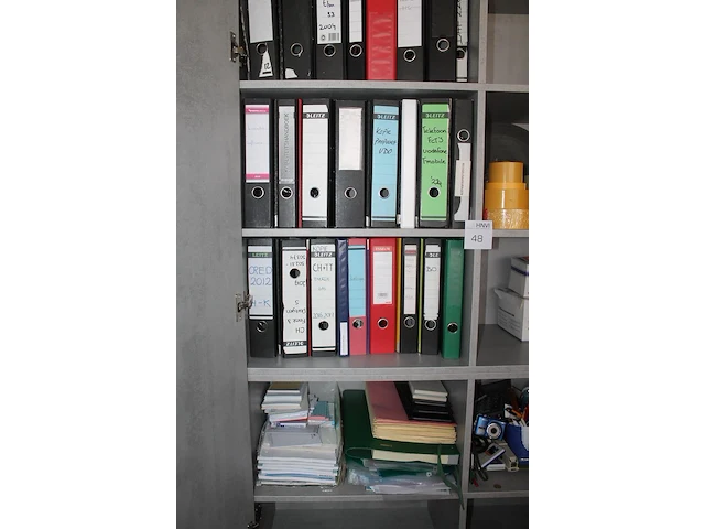 Grote hoeveelheid kantoormaterialen waaronder brievenbakjes, schrijfgerei, plakband, stempels, verbandmater... - afbeelding 2 van  5