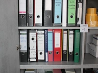 Grote hoeveelheid kantoormaterialen waaronder brievenbakjes, schrijfgerei, plakband, stempels, verbandmater... - afbeelding 2 van  5