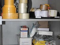 Grote hoeveelheid kantoormaterialen waaronder brievenbakjes, schrijfgerei, plakband, stempels, verbandmater... - afbeelding 3 van  5