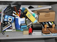 Grote hoeveelheid kantoormaterialen waaronder brievenbakjes, schrijfgerei, plakband, stempels, verbandmater... - afbeelding 4 van  5