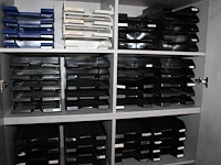 Grote hoeveelheid kantoormaterialen waaronder brievenbakjes, schrijfgerei, plakband, stempels, verbandmater... - afbeelding 5 van  5
