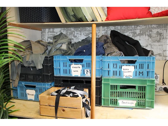 Grote hoeveelheid kleding en schoenen, waaronder blouses, t-shirts, sloven en bretels op vijf schappen en a... - afbeelding 3 van  3