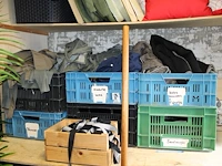 Grote hoeveelheid kleding en schoenen, waaronder blouses, t-shirts, sloven en bretels op vijf schappen en a... - afbeelding 3 van  3