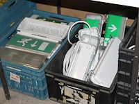 Grote hoeveelheid lampen in diverse maten en uitvoeringen, plafonnieres, stroomkabel, noodverlichting en to... - afbeelding 3 van  10