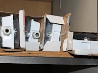 Grote hoeveelheid lampen in diverse maten en uitvoeringen, plafonnieres, stroomkabel, noodverlichting en to... - afbeelding 4 van  10