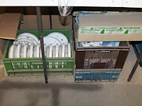 Grote hoeveelheid lampen in diverse maten en uitvoeringen, plafonnieres, stroomkabel, noodverlichting en to... - afbeelding 6 van  10