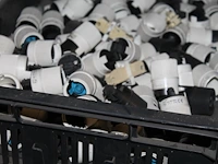 Grote hoeveelheid lampen in diverse maten en uitvoeringen, plafonnieres, stroomkabel, noodverlichting en to... - afbeelding 10 van  10
