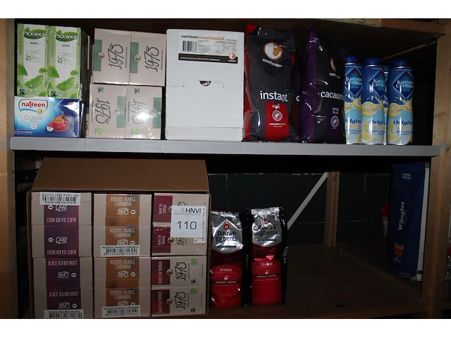 Grote hoeveelheid levensmiddelen waaronder automatenkoffie en -cacaomix vantienen, limonade carvan cevitam,... - afbeelding 1 van  1