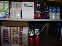 Grote hoeveelheid levensmiddelen waaronder automatenkoffie en -cacaomix vantienen, limonade carvan cevitam,... - afbeelding 1 van  1