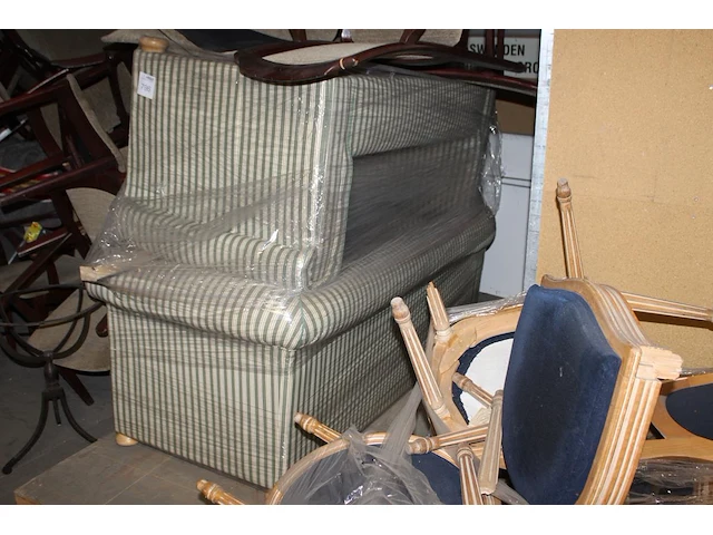 Grote hoeveelheid meubilair waaronder banken, stoelen, tafels enz. op verdiepingsvloer. - afbeelding 2 van  2