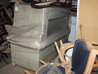 Grote hoeveelheid meubilair waaronder banken, stoelen, tafels enz. op verdiepingsvloer. - afbeelding 2 van  2