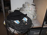 Grote hoeveelheid netwerkkabels, stroomkabels, stekkerdozen, verlengkabels, plafondventilators met lamp, pe... - afbeelding 2 van  8