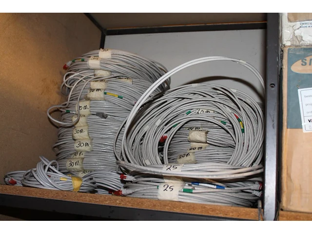 Grote hoeveelheid netwerkkabels, stroomkabels, stekkerdozen, verlengkabels, plafondventilators met lamp, pe... - afbeelding 8 van  8