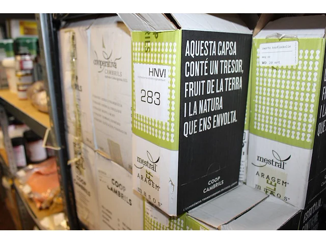 Grote hoeveelheid oliën en azijn in diverse uitvoeringen op schap. - afbeelding 2 van  4