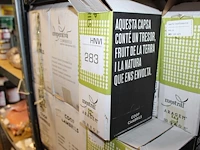 Grote hoeveelheid oliën en azijn in diverse uitvoeringen op schap. - afbeelding 2 van  4