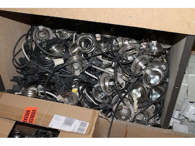 Grote hoeveelheid opbouwwandcontactdozen, centraaldozen, stekkerdozen, inbouwspots, dimmers, enz. in drie s... - afbeelding 2 van  7