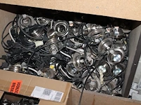 Grote hoeveelheid opbouwwandcontactdozen, centraaldozen, stekkerdozen, inbouwspots, dimmers, enz. in drie s... - afbeelding 2 van  7