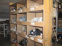 Grote hoeveelheid opbouwwandcontactdozen, centraaldozen, stekkerdozen, inbouwspots, dimmers, enz. in drie s... - afbeelding 3 van  7