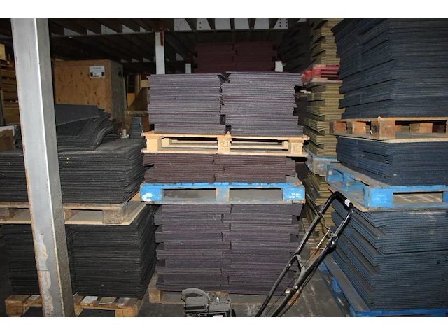 Grote hoeveelheid paarse tapijttegels escolita 50 x 50 cm op 3 pallets, ruim 700 stuks. - afbeelding 1 van  3