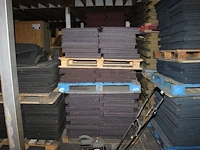 Grote hoeveelheid paarse tapijttegels escolita 50 x 50 cm op 3 pallets, ruim 700 stuks. - afbeelding 1 van  3