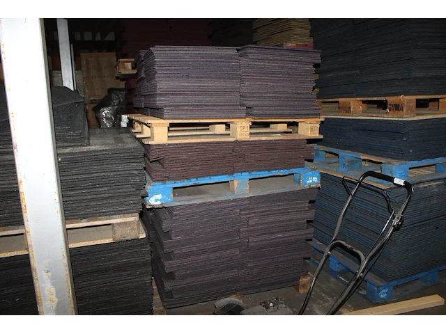 Grote hoeveelheid paarse tapijttegels escolita 50 x 50 cm op 3 pallets, ruim 700 stuks. - afbeelding 2 van  3