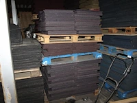 Grote hoeveelheid paarse tapijttegels escolita 50 x 50 cm op 3 pallets, ruim 700 stuks. - afbeelding 2 van  3