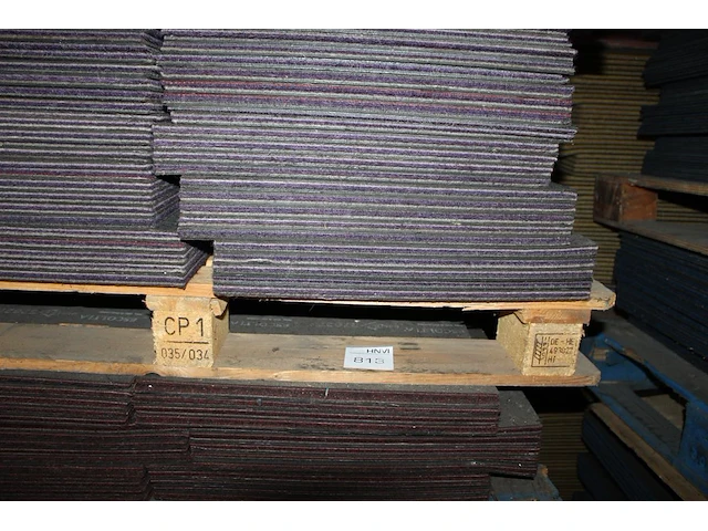 Grote hoeveelheid paarse tapijttegels escolita 50 x 50 cm op 3 pallets, ruim 700 stuks. - afbeelding 3 van  3