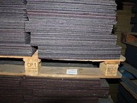 Grote hoeveelheid paarse tapijttegels escolita 50 x 50 cm op 3 pallets, ruim 700 stuks. - afbeelding 3 van  3