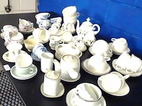 Grote hoeveelheid porseleinen thee serviesgoed - afbeelding 3 van  5