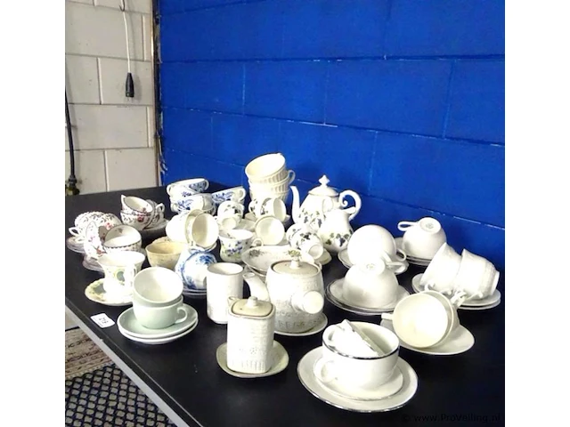 Grote hoeveelheid porseleinen thee serviesgoed - afbeelding 4 van  5