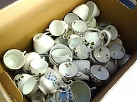 Grote hoeveelheid porseleinen thee serviesgoed - afbeelding 5 van  5
