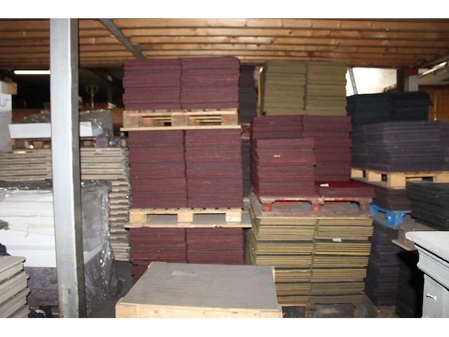 Grote hoeveelheid rode tapijttegels escolita 50 x 50 cm op 4 pallets, ruim 1300 stuks. - afbeelding 1 van  3