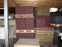 Grote hoeveelheid rode tapijttegels escolita 50 x 50 cm op 4 pallets, ruim 1300 stuks. - afbeelding 1 van  3