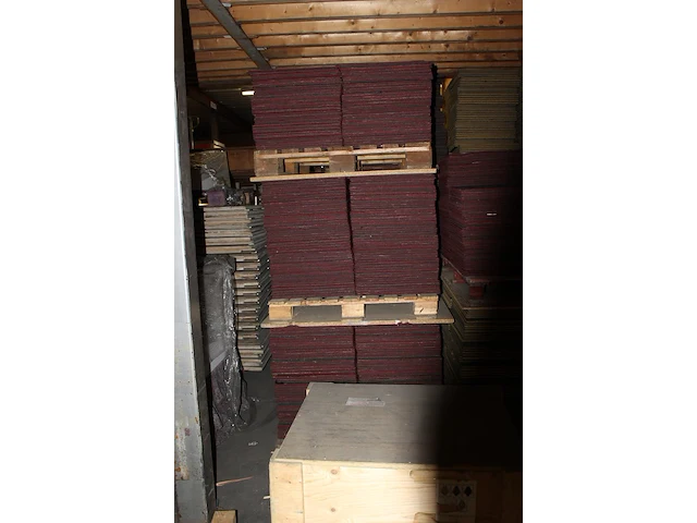 Grote hoeveelheid rode tapijttegels escolita 50 x 50 cm op 4 pallets, ruim 1300 stuks. - afbeelding 2 van  3