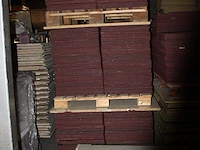 Grote hoeveelheid rode tapijttegels escolita 50 x 50 cm op 4 pallets, ruim 1300 stuks. - afbeelding 2 van  3