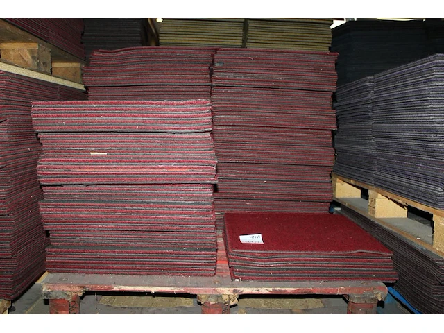 Grote hoeveelheid rode tapijttegels escolita 50 x 50 cm op 4 pallets, ruim 1300 stuks. - afbeelding 3 van  3