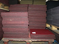 Grote hoeveelheid rode tapijttegels escolita 50 x 50 cm op 4 pallets, ruim 1300 stuks. - afbeelding 3 van  3