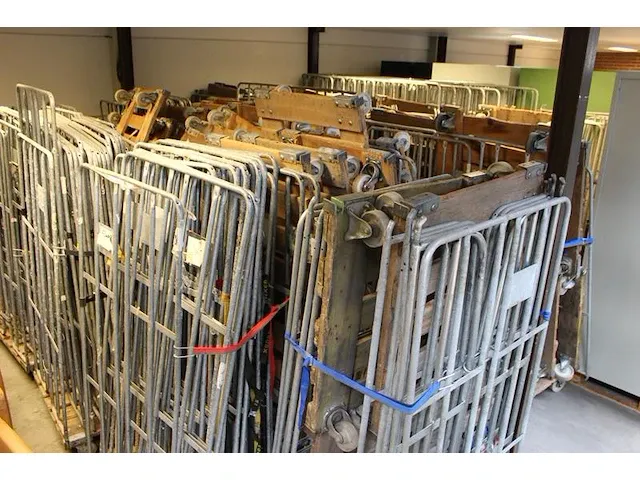 Grote hoeveelheid rolcontainers in diverse uitvoeringen. ruim 100 stuks - afbeelding 1 van  4