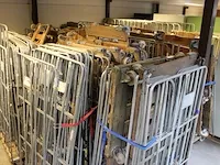 Grote hoeveelheid rolcontainers in diverse uitvoeringen. ruim 100 stuks