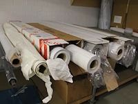 Grote hoeveelheid rollen folie en papier, waaronder avery, canon, oce in plotterruimte. - afbeelding 3 van  5