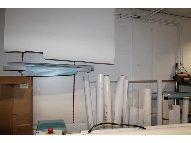 Grote hoeveelheid rollen folie en papier, waaronder avery, canon, oce in plotterruimte. - afbeelding 4 van  5