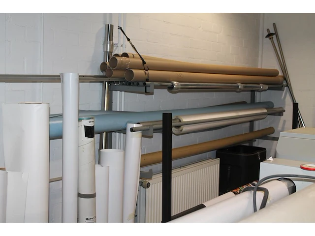 Grote hoeveelheid rollen folie en papier, waaronder avery, canon, oce in plotterruimte. - afbeelding 5 van  5