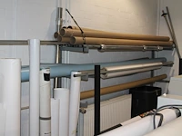 Grote hoeveelheid rollen folie en papier, waaronder avery, canon, oce in plotterruimte. - afbeelding 5 van  5
